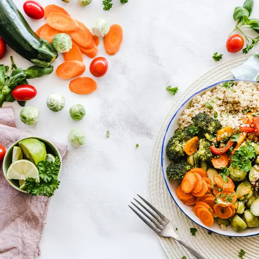 Piatto equilibrato con verdure, cereali e legumi